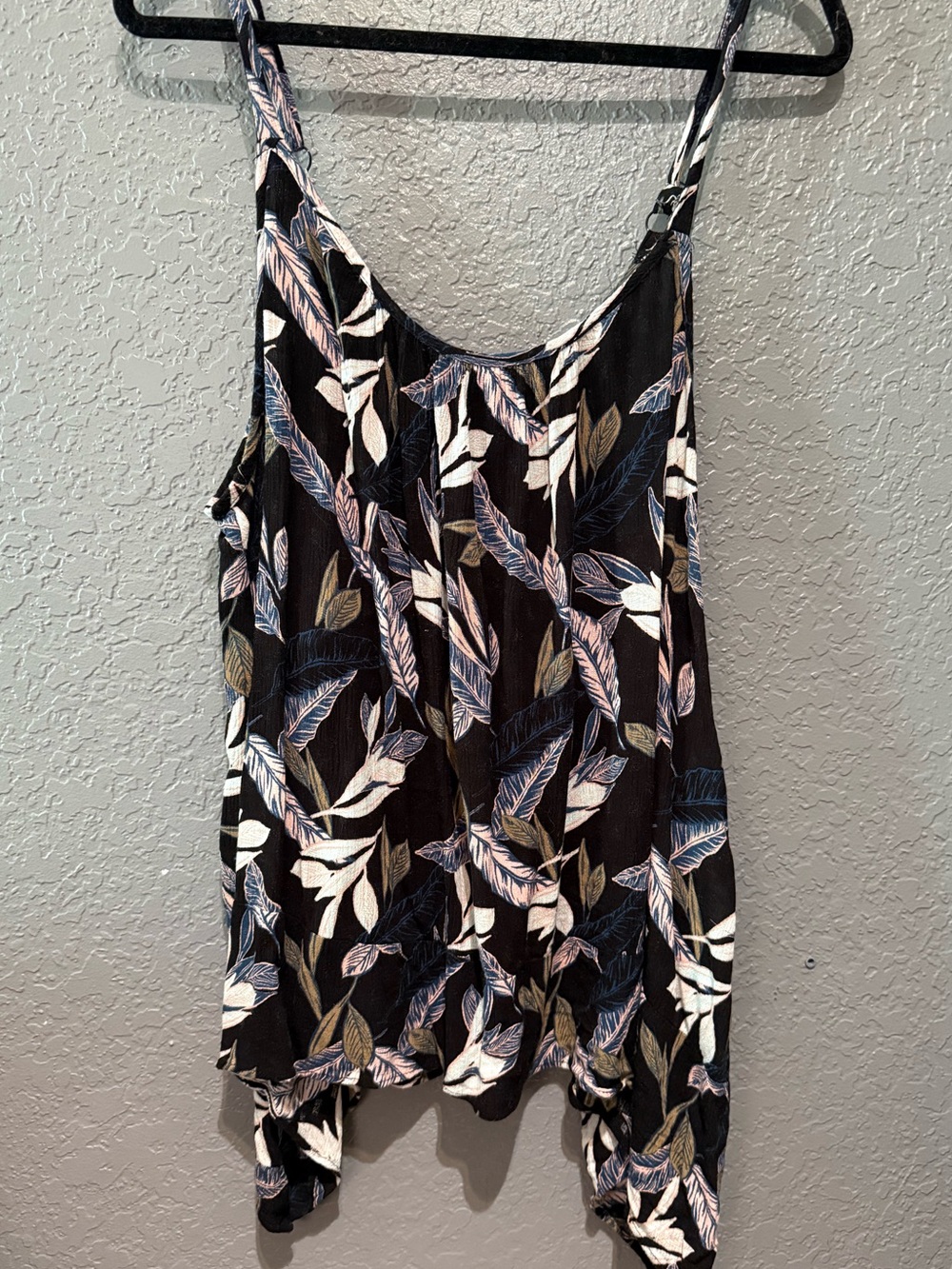 torrid 3X Sharkbite Leaf-Print Strappy Camisole tank